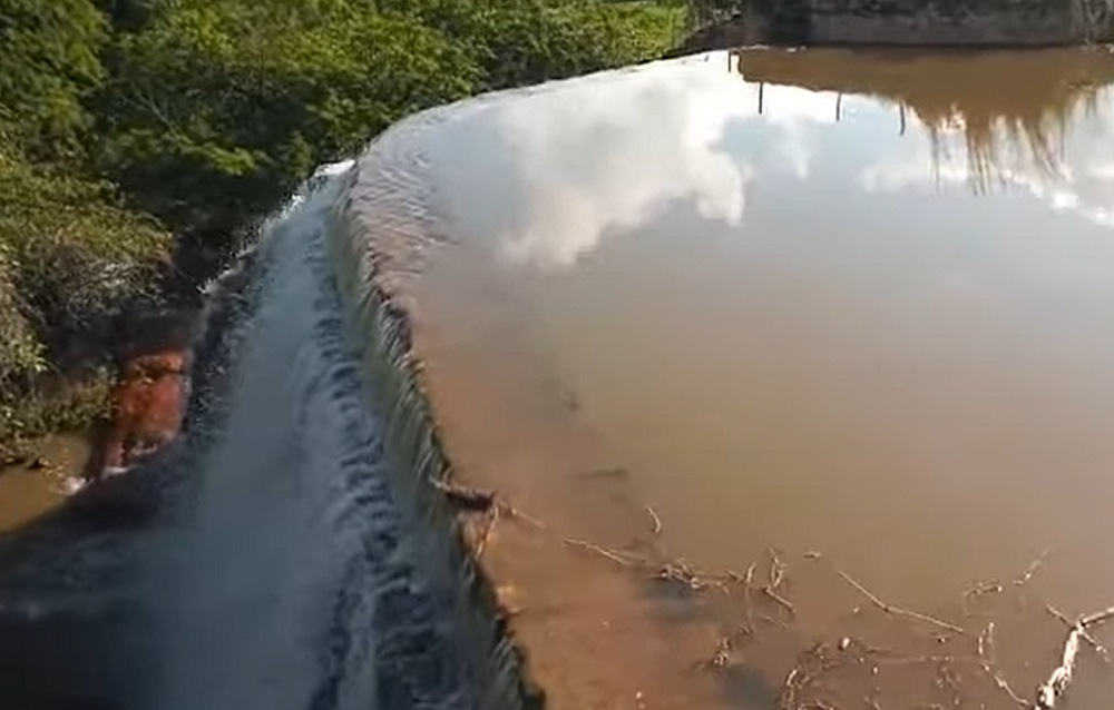 VÍDEO: Barragem de reservatório em município do RN amanhece sangrando