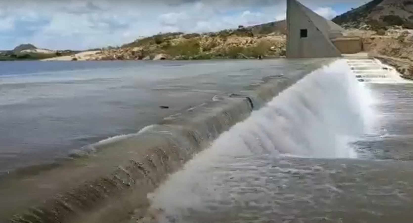 Barragem de Oiticica sangra e promove espetáculo da natureza