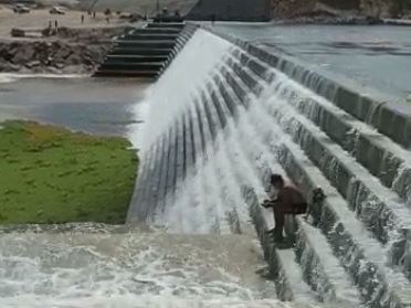 Bolsonaro posta vídeo com barragem de Oiticica transbordando