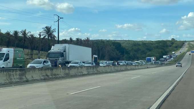 Caminhão-cegonha vira e provoca congestionamento na BR-101 entre São José de Mipibu e Goianinha