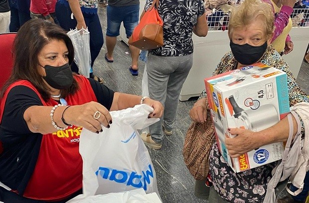 Uma das pessoas mais influentes do mundo, dona de grande magazine atende pessoalmente em loja