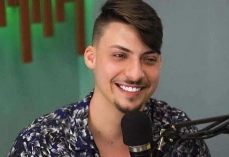 Filho de Bolsonaro vira radialista