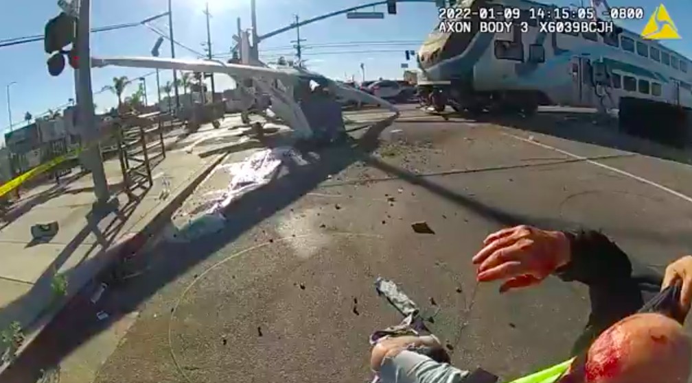 VÍDEO: Policiais salvam piloto de avião em acidente a segundos de ser atingido por trem; assista