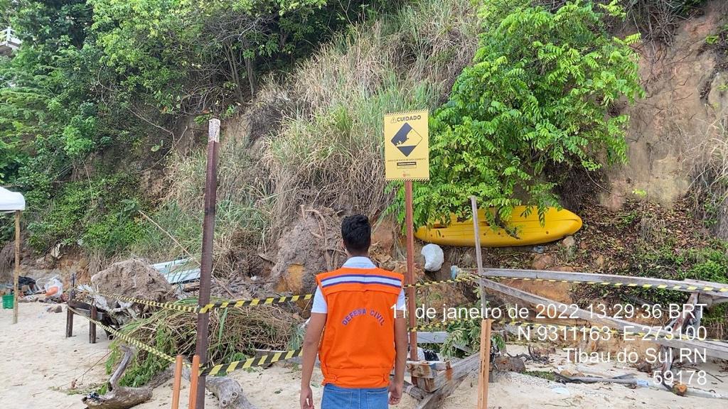 Falésia em Pipa, no RN, tem novo deslizamento 14 meses após acidente fatal