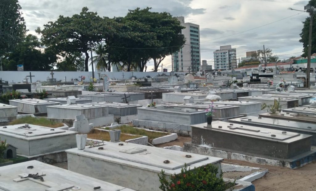 Bandidos vandalizam cemitério e roubam monumentos em Natal