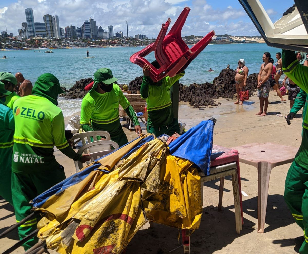 Fiscalização autua seis e apreende mesas, cadeiras e guarda-sóis em Ponta Negra