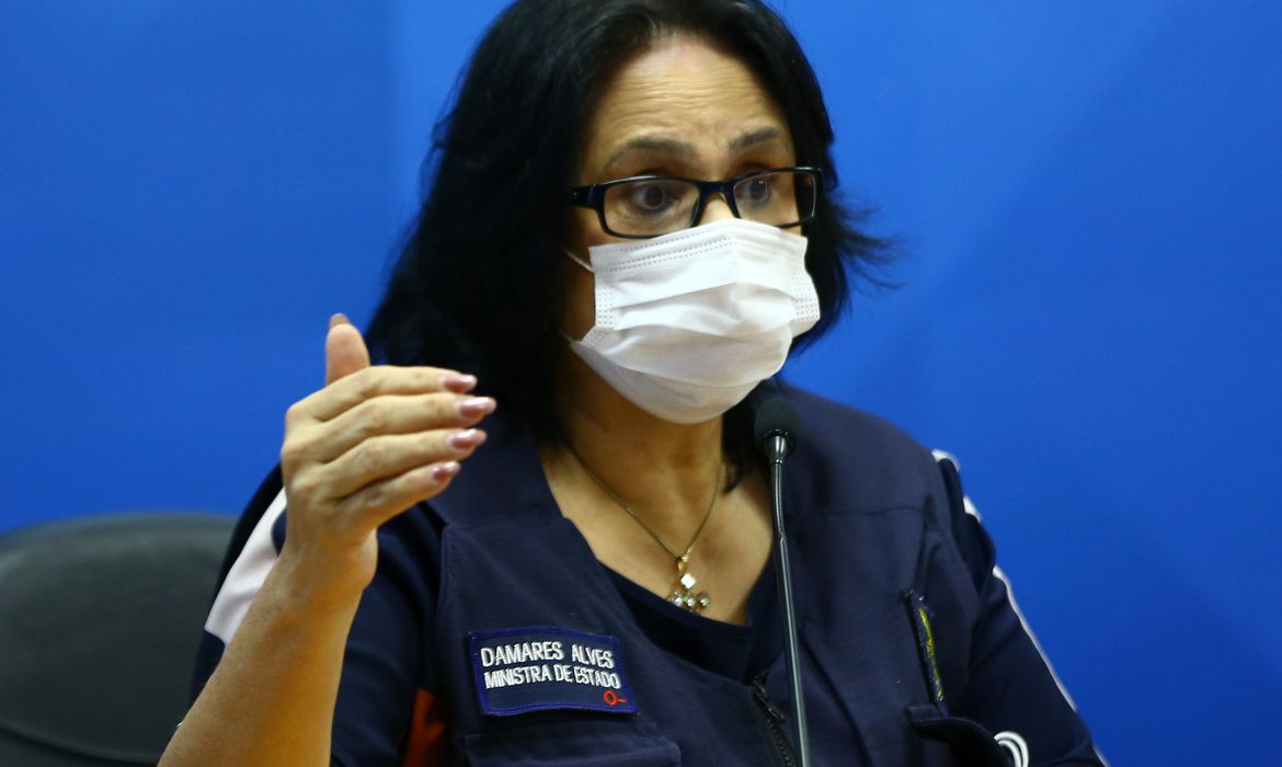 Ministra de Bolsonaro testa positivo para Covid-19