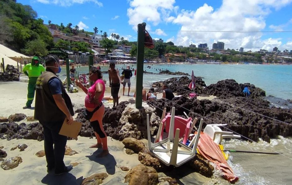 Quiosqueiros são removidos de Ponta Negra após denúncia de preços abusivos e atuação irregular