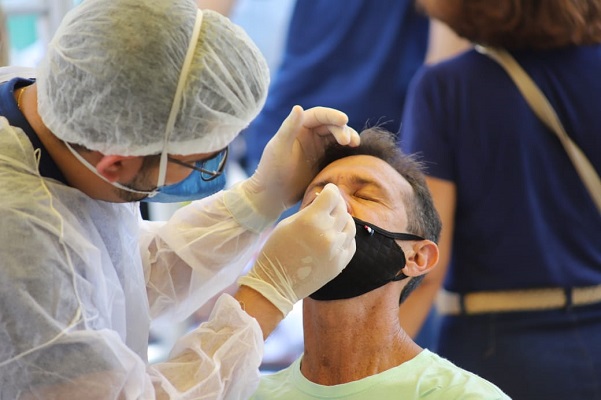 Associação médica alerta que pode faltar teste de Covid-19 no Brasil