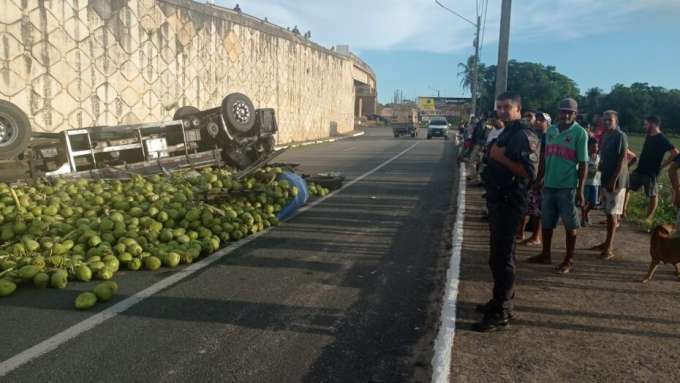 Caminhão cai de viaduto em Goianinha