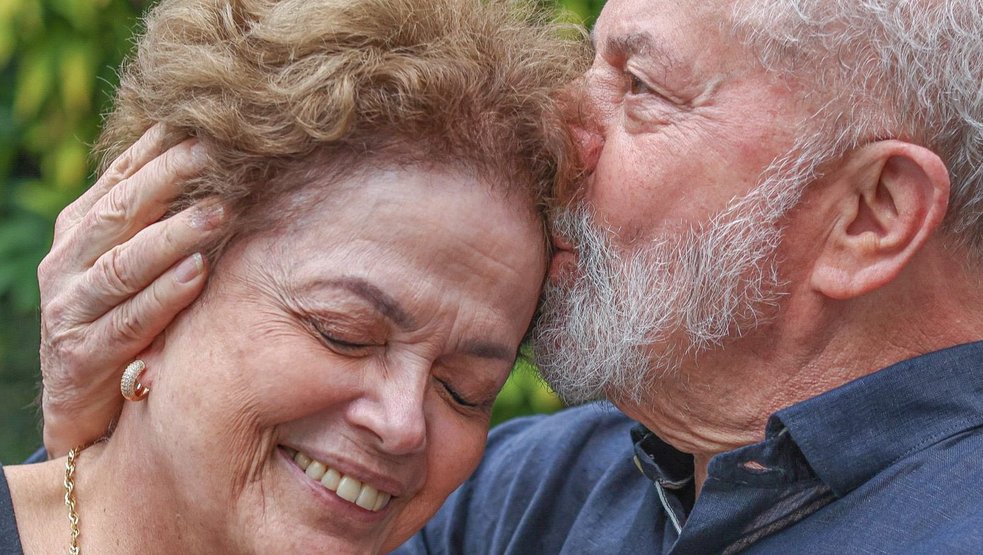 Ex-presidente publica foto com Dilma após polêmica envolvendo jantar com políticos