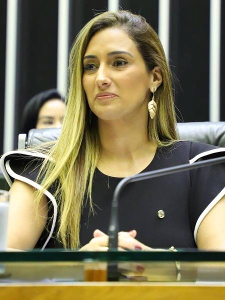 Ministra de Bolsonaro é afastada do governo para tratar de 'assuntos particulares'