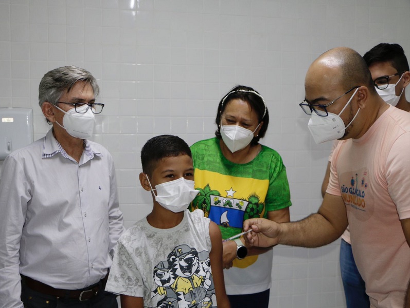 Garoto de 9 anos de São Gonçalo do Amarante é primeira criança vacinada contra Covid no RN
