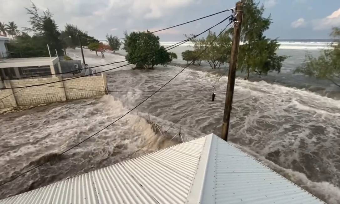 VÍDEO: Erupção de vulcão em Tonga provoca tsunami no sul do Pacífico; assista