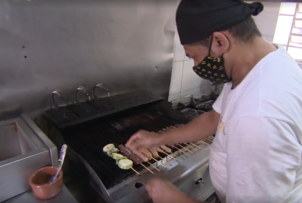 Ex-office boy  cria rede de franquia de espetinho 'gourmet'