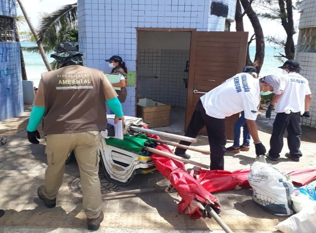 Operação Verão apreende material clandestino escondido em banheiros da orla de Ponta Negra