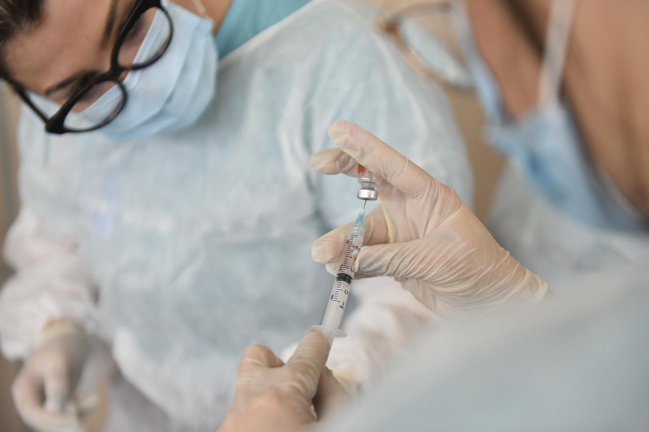 Estudo: pessoas curadas da Covid que se vacinam têm 90% de proteção