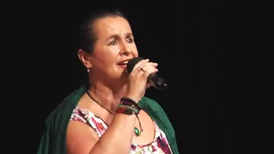 Cantora morre após contrair Covid-19 propositalmente