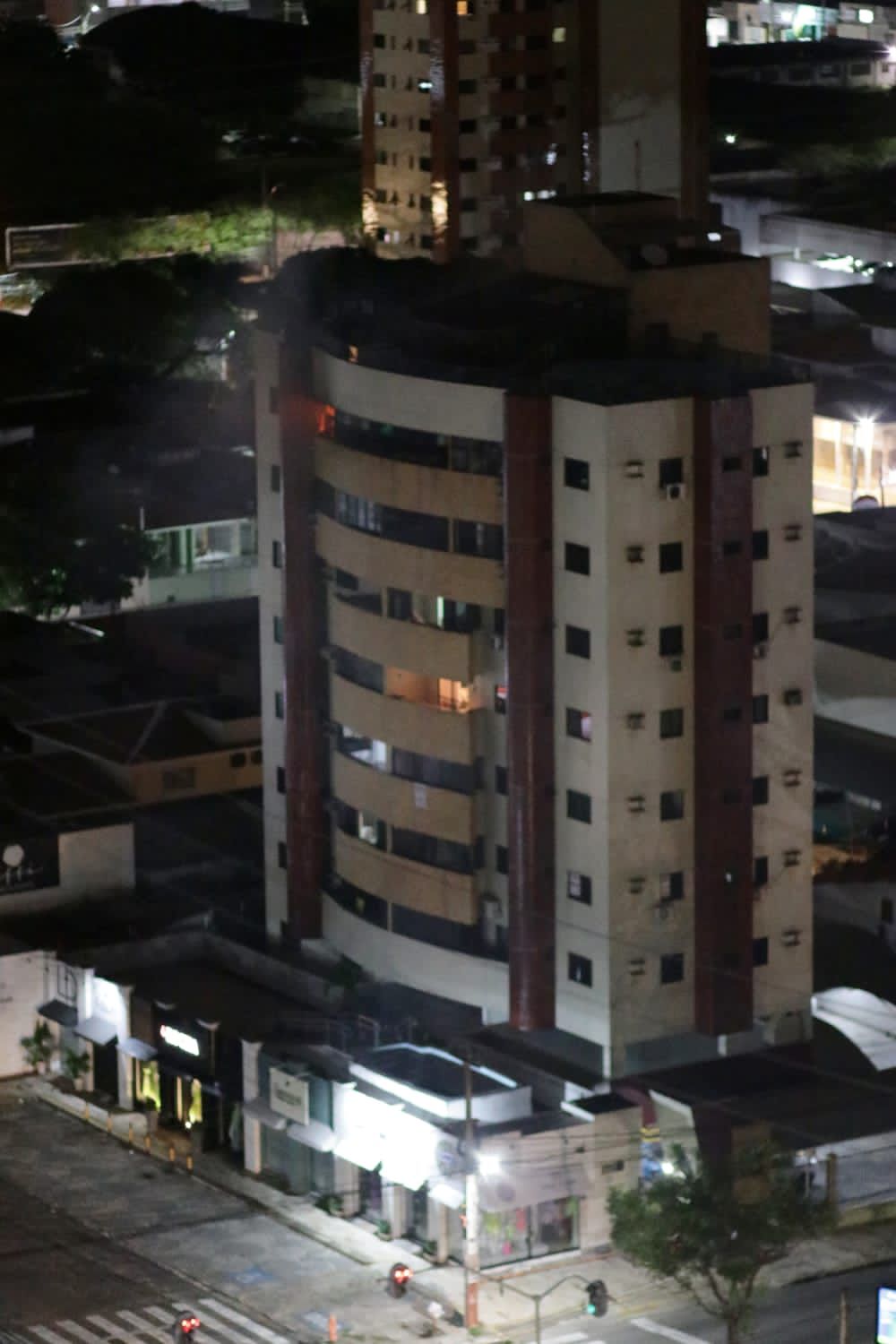 Incêndio atinge apartamento e prédio precisa ser evacuado em Natal
