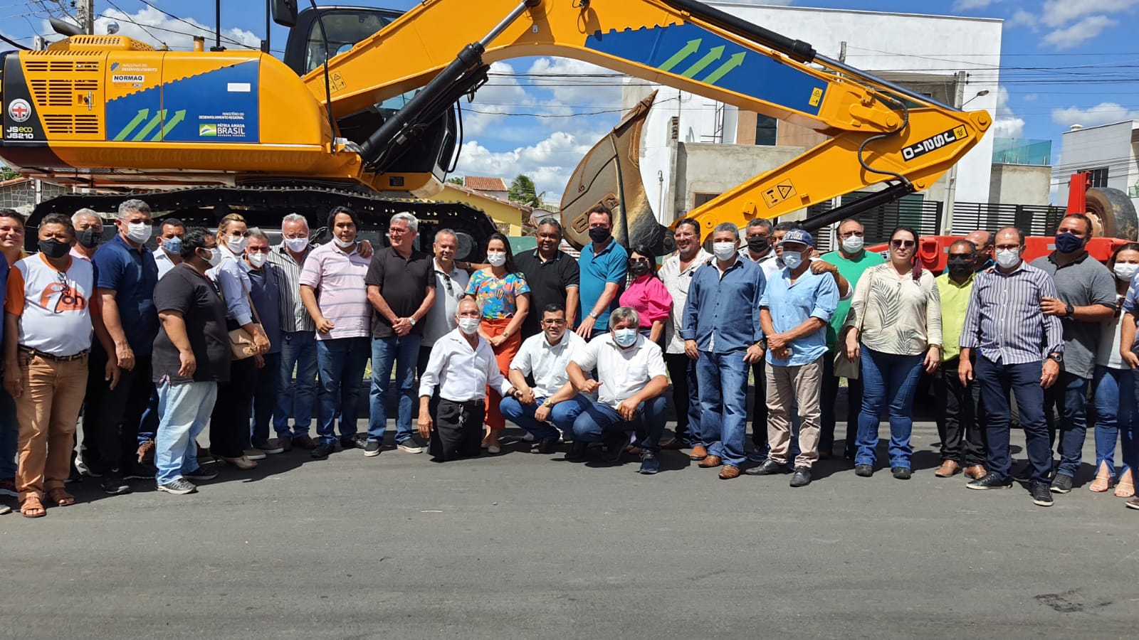 No Trairi, Rogério Marinho entrega máquinas, equipamentos e recursos para infraestrutura