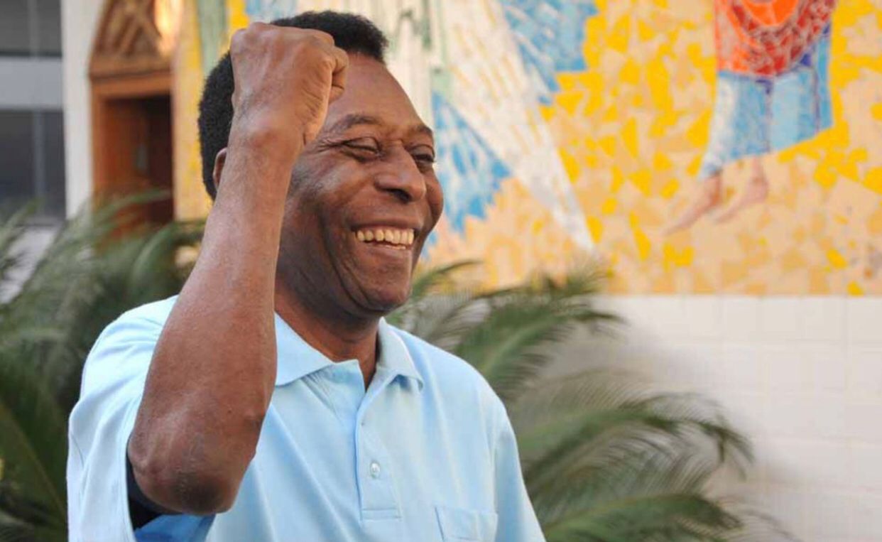 Após internação para tratar um tumor no cólon Pelé recebe alta