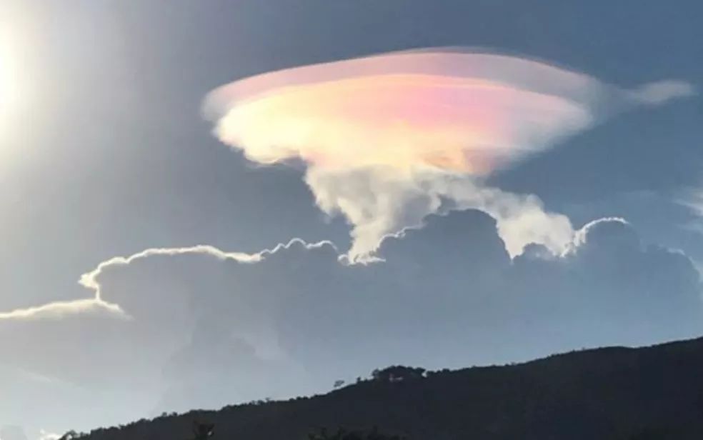 Nuvens multicoloridas chamam atenção de moradores em Goiás; veja vídeo