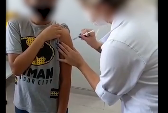VÍDEO: Mãe flagra enfermeira injetar seringa sem aplicar vacina contra Covid em criança; assista