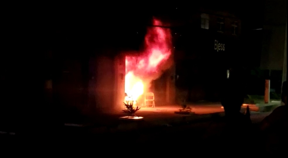 Incêndio destrói loja de conserto de eletrônicos na zona Norte