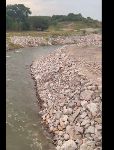 VÍDEO: Morador dispara: "sertanejo que vir isso aqui e votar em um ladrão não tem coração", sobre obra do São...