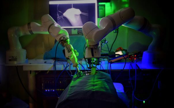 Robô realiza com sucesso a primeira cirurgia sem ser guiado por um humano