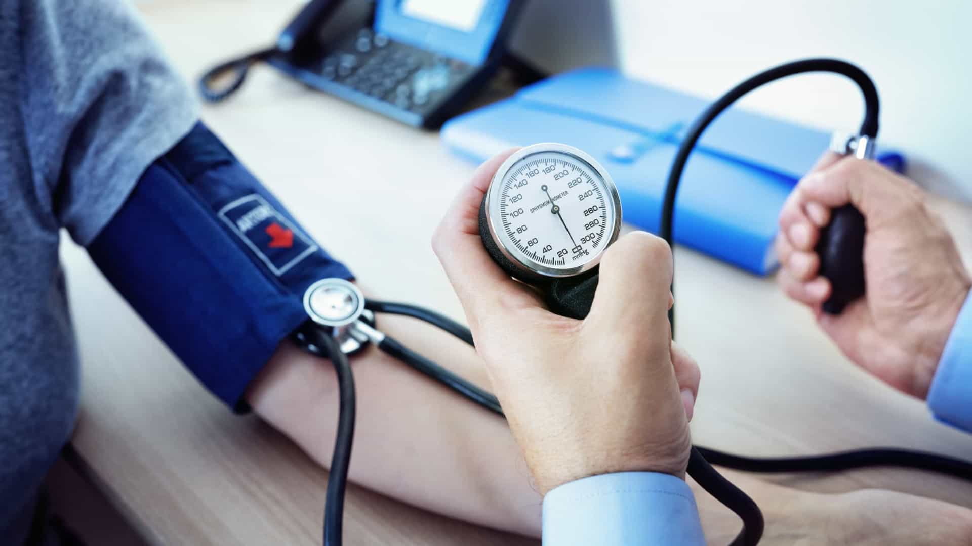 Hipertensão? Quatro maneiras de baixar a pressão arterial