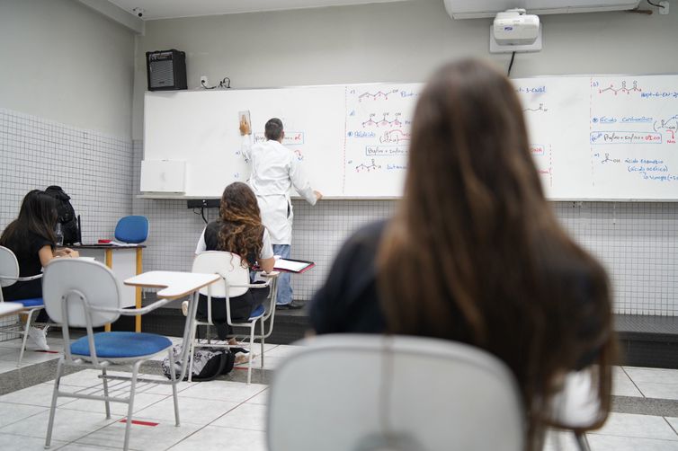 Governo Fátima diz analisar impacto financeiro e ainda não garante reajuste de 33% para professores