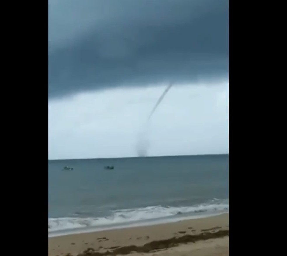 VÍDEO: Moradores registram tromba d'água em litoral do RN; assista