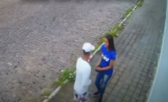 VÍDEO: Mulher leva tapa no rosto ao ser assaltada em Natal
