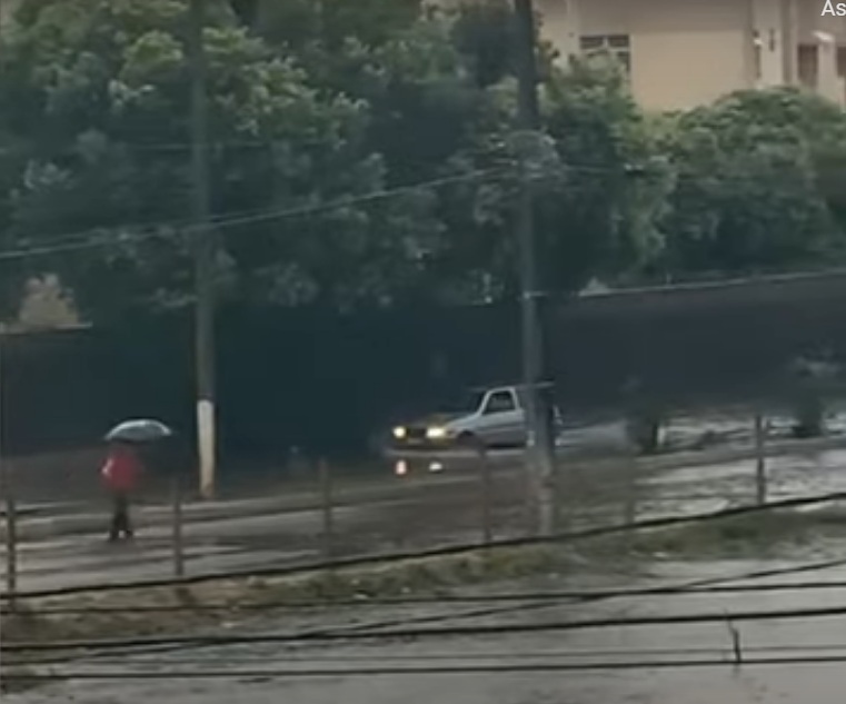 VÍDEO: Por conta das chuvas, mulher fica 'ilhada' na avenida Ayrton Senna e reclama das autoridades
