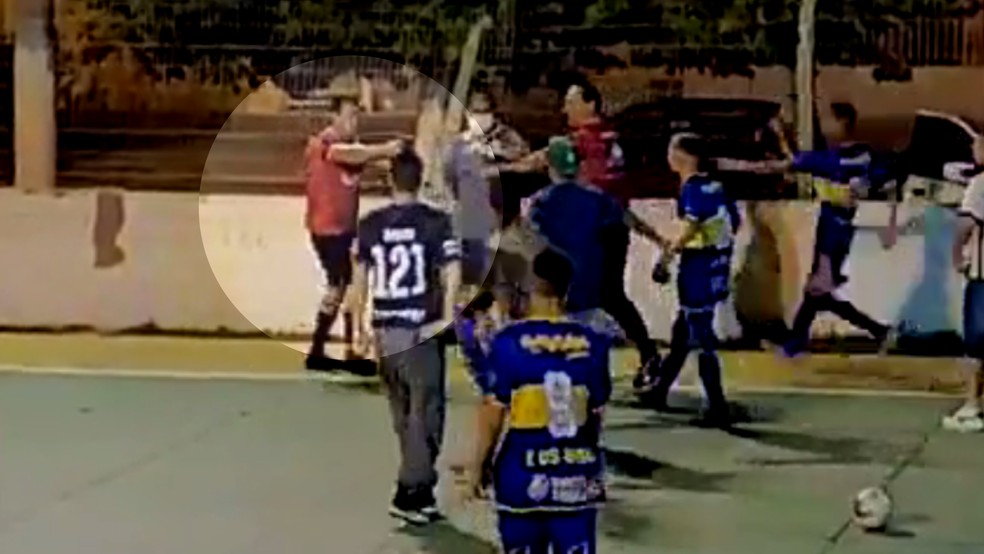 VÍDEO: Árbitro saca arma para jogadores durante partida