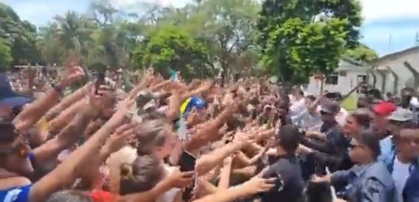 VÍDEO: Multidão recebe Bolsonaro no RJ