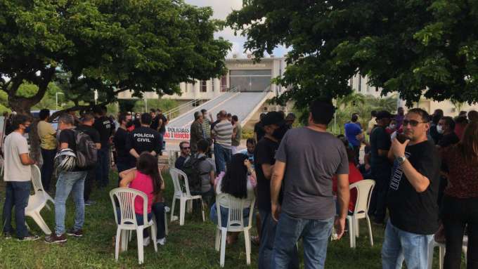 Policiais civis acampam em frente a Governadoria