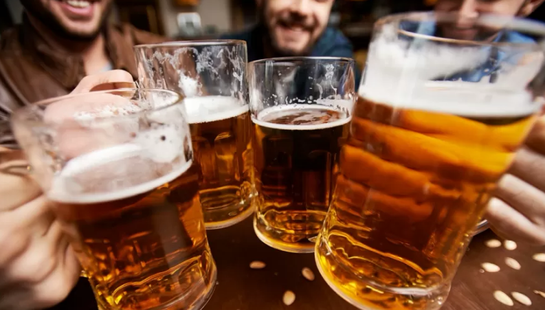 Beber cerveja aumenta os riscos de contrair Covid, dizem pesquisadores