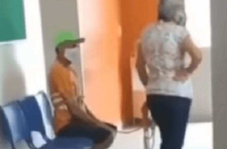 VÍDEO: mulher leva marido amarrado para se vacinar contra a Covid