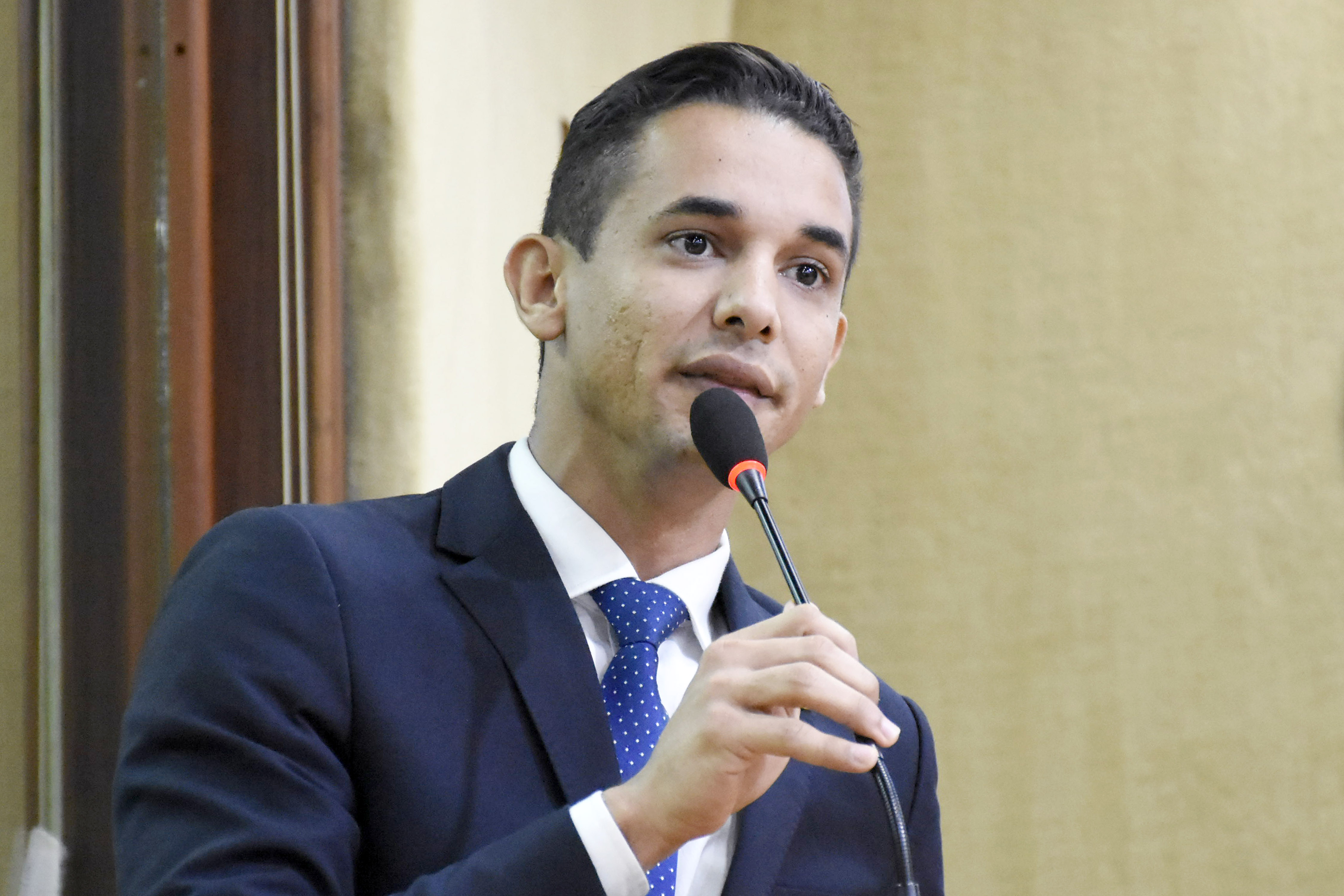 Prefeito de Mossoró diz que Bolsonaro está fazendo 'caridade com chapéu alheio' em reajuste do piso dos professores