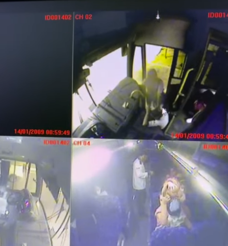 Assaltante mantém cobradora refém e obriga motorista recolher pertences de passageiros; veja vídeo