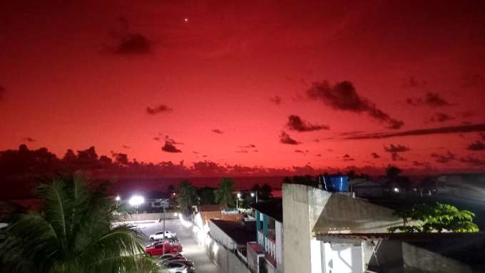 Cinzas de vulcão deixam céu avermelhado no RN