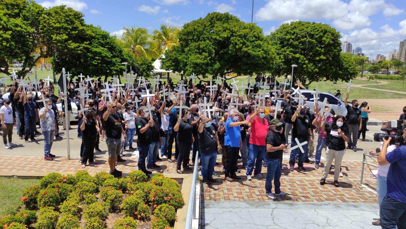 Policiais civis continuam paralisados e fazem ato na Governadoria