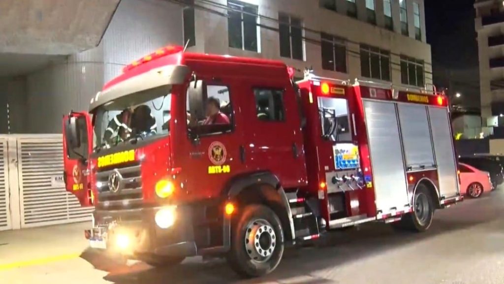 Morador controla fogo após incêndio atingir apartamento em prédio residencial de Natal