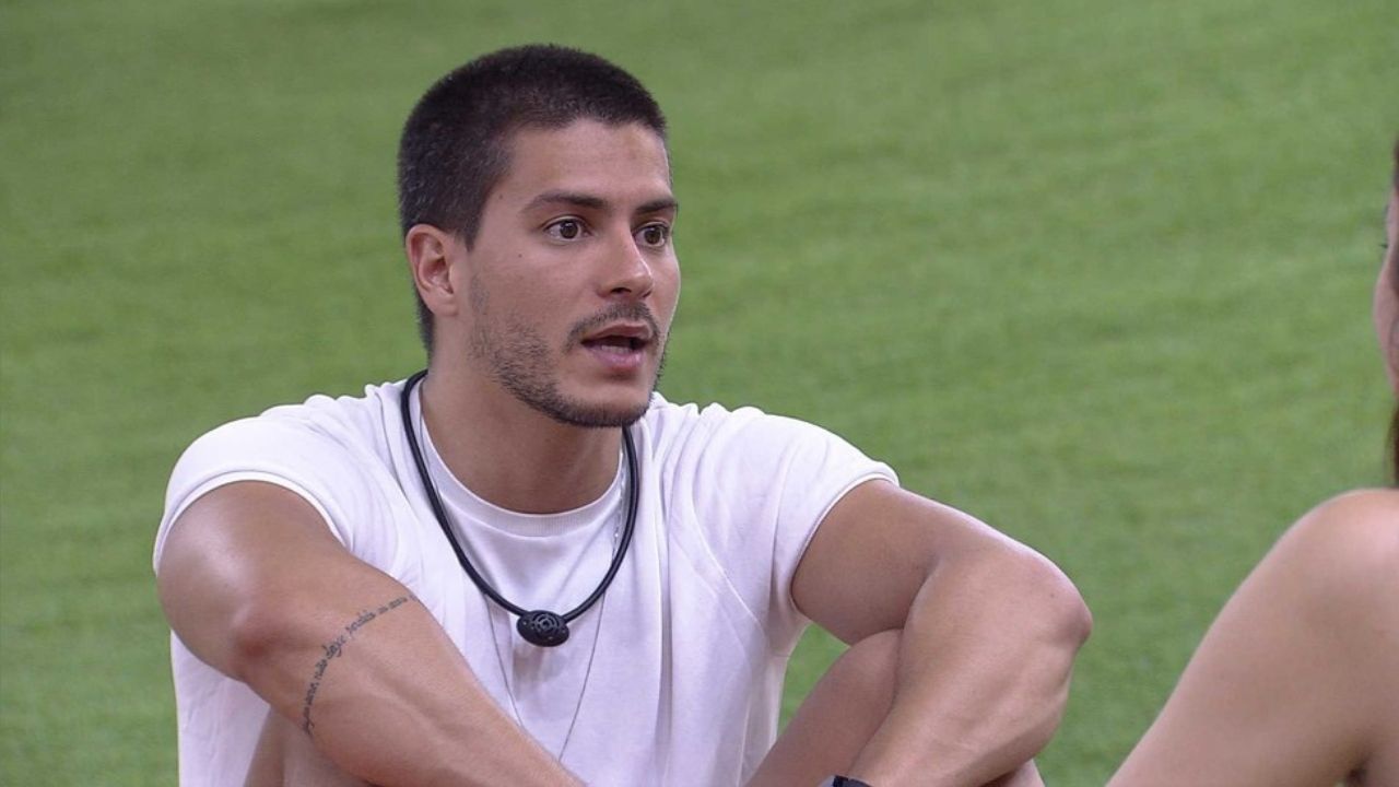 Depois de voltar do paredão, Arthur recebe declaração de amor no BBB22