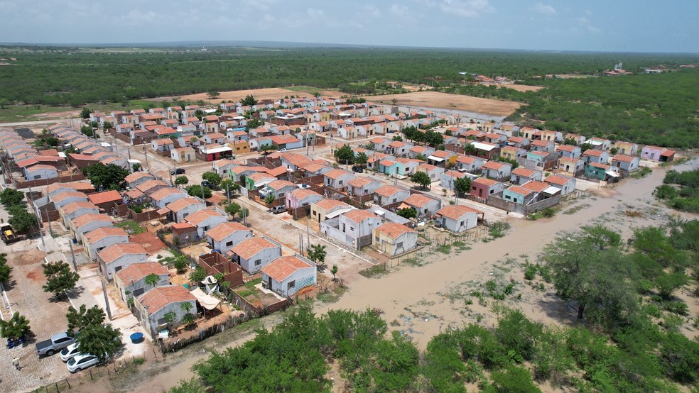 Açude rompe e água inunda área em cidade do RN