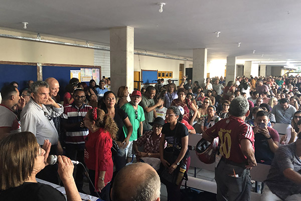 Professores da rede estadual deflagram greve por tempo indeterminado