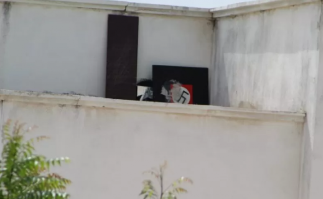 Moradores de condomínio se revoltam com vizinho por expor placa com símbolo nazista em Mossoró