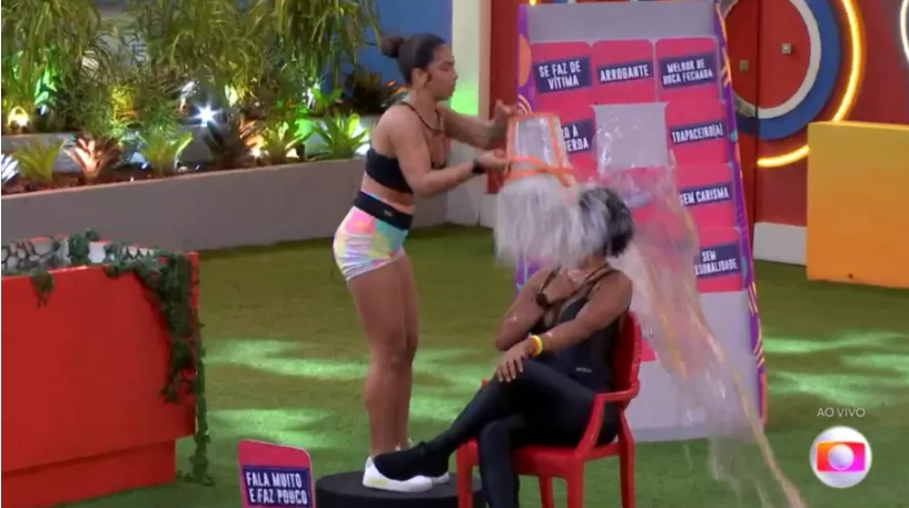 Maria acerta cabeça de Natália com balde ao vivo no BBB e web pede expulsão; assista